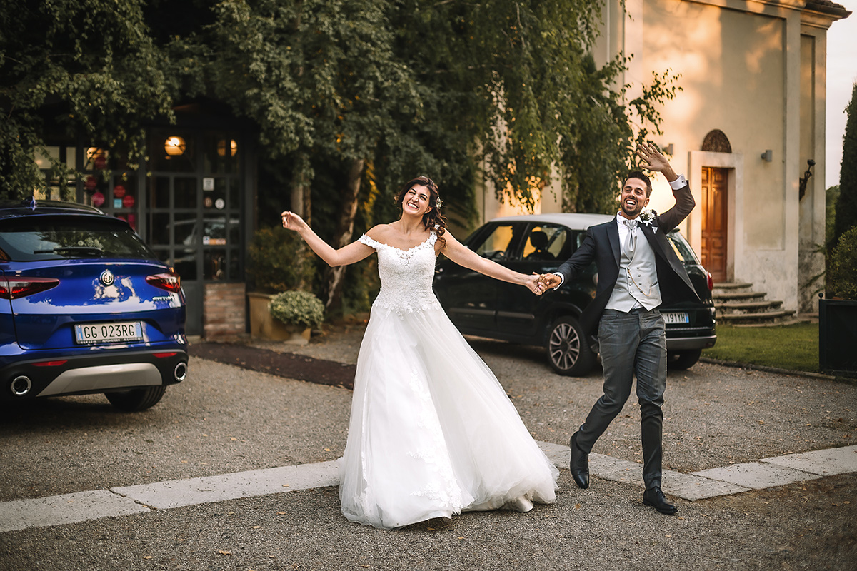 matrimonio al Castello di Oviglio. Ricevimento. Arrivo degli sposi che salutano gli invitati.