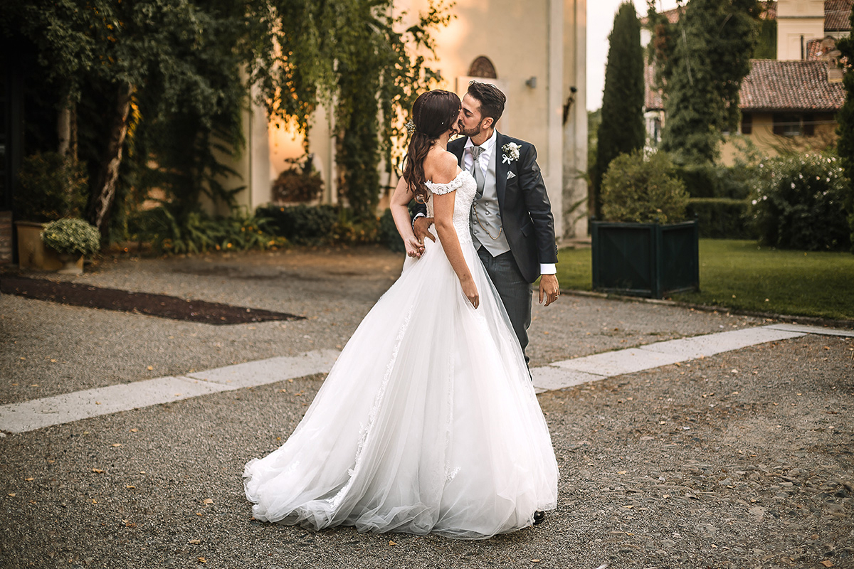 matrimonio al Castello di Oviglio. Ricevimento. Arrivo degli sposi. Bacio