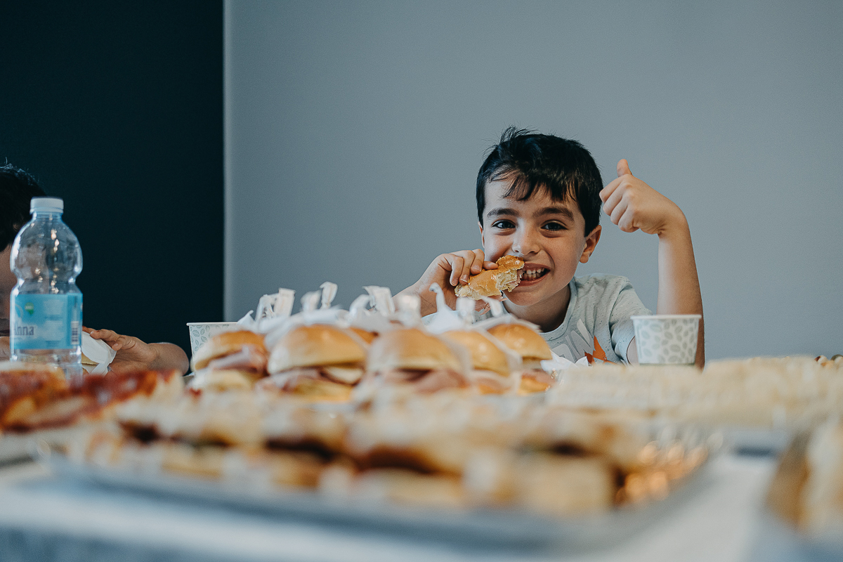 Matrimonio a Torino, preparazione della sposa. Nipotino che mangia un pezzo di pizza rossa