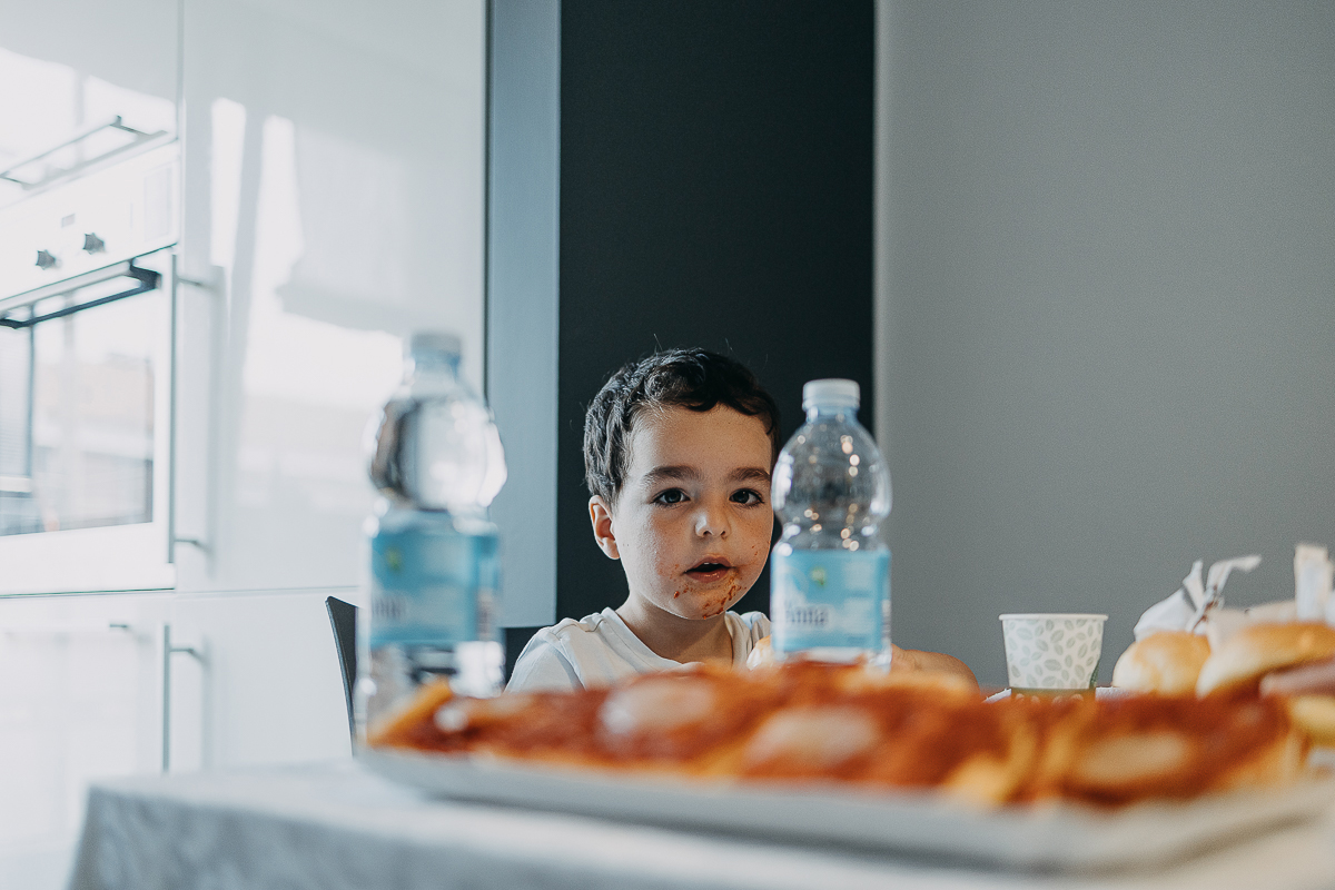 Matrimonio a Torino, preparazione della sposa. Nipotino che fa merenda con la pizza rossa.