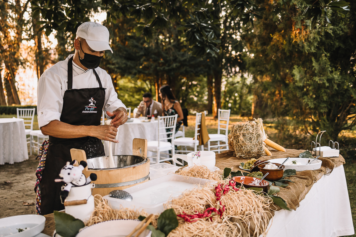 matrimonio al Castello di Oviglio. Aperitivo. Casaro prepara le mozzarelle fresche.