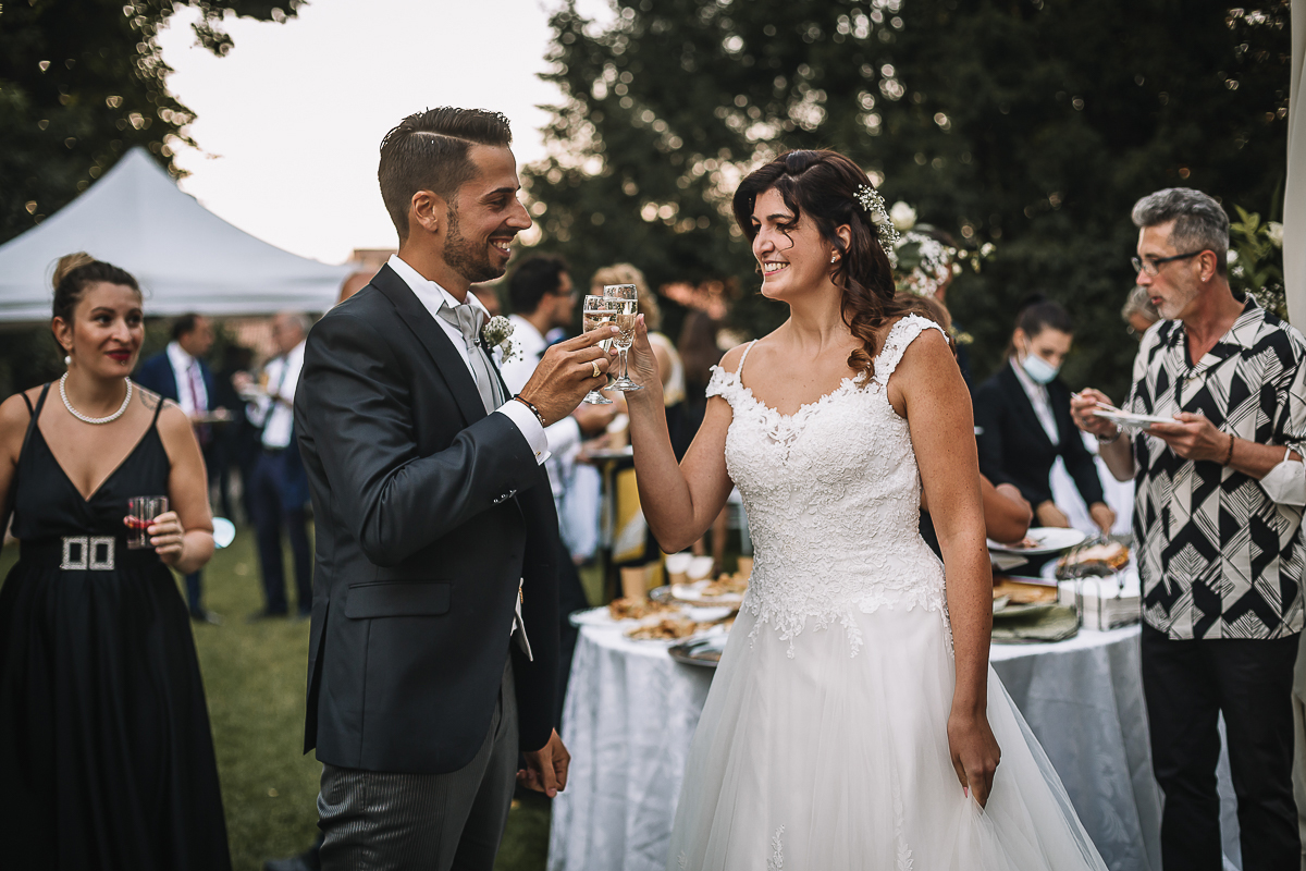matrimonio al Castello di Oviglio. Aperitivo. Brindisi degli sposi.