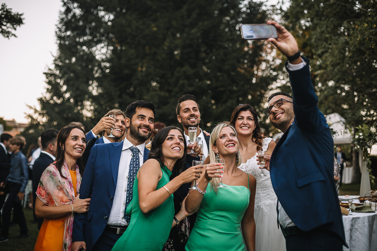 matrimonio al Castello di Oviglio. Aperitivo. Selfie degli sposi con gli amici.