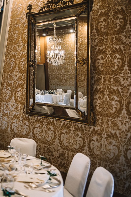 matrimonio al Castello di Oviglio. Aperitivo. Particolare della sala allo specchio.