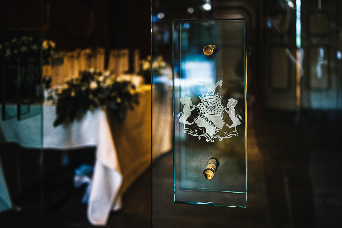 matrimonio al Castello di Oviglio. Aperitivo. Stemma del castello e bomoniere.