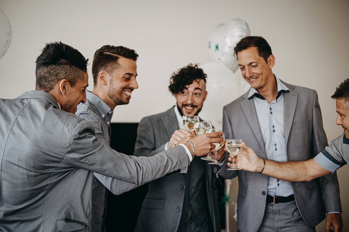 Matrimonio a Torino, preparazione dello sposo. Sposo brinda con gli amici