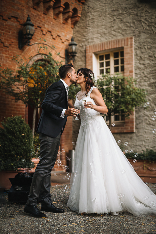 matrimonio al Castello di Oviglio. Aperitivo. Bacio degli sposi.
