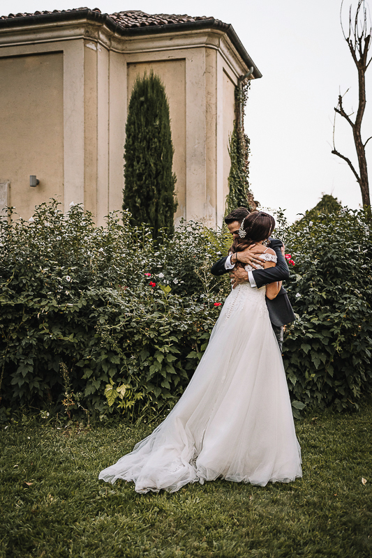 matrimonio al Castello di Oviglio. Aperitivo. Sessione di coppia degli sposi nel giardino del castello. Abbraccio