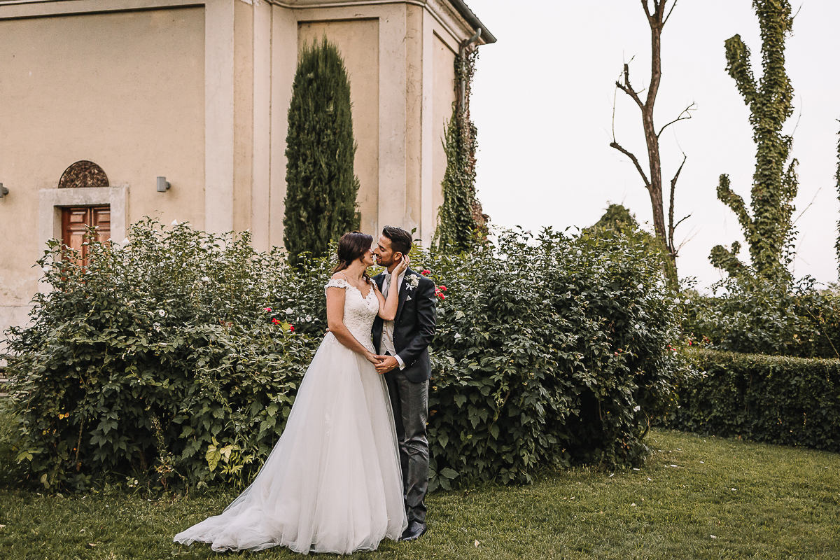 matrimonio al Castello di Oviglio. Aperitivo. Sessione di coppia degli sposi nel giardino del castello.