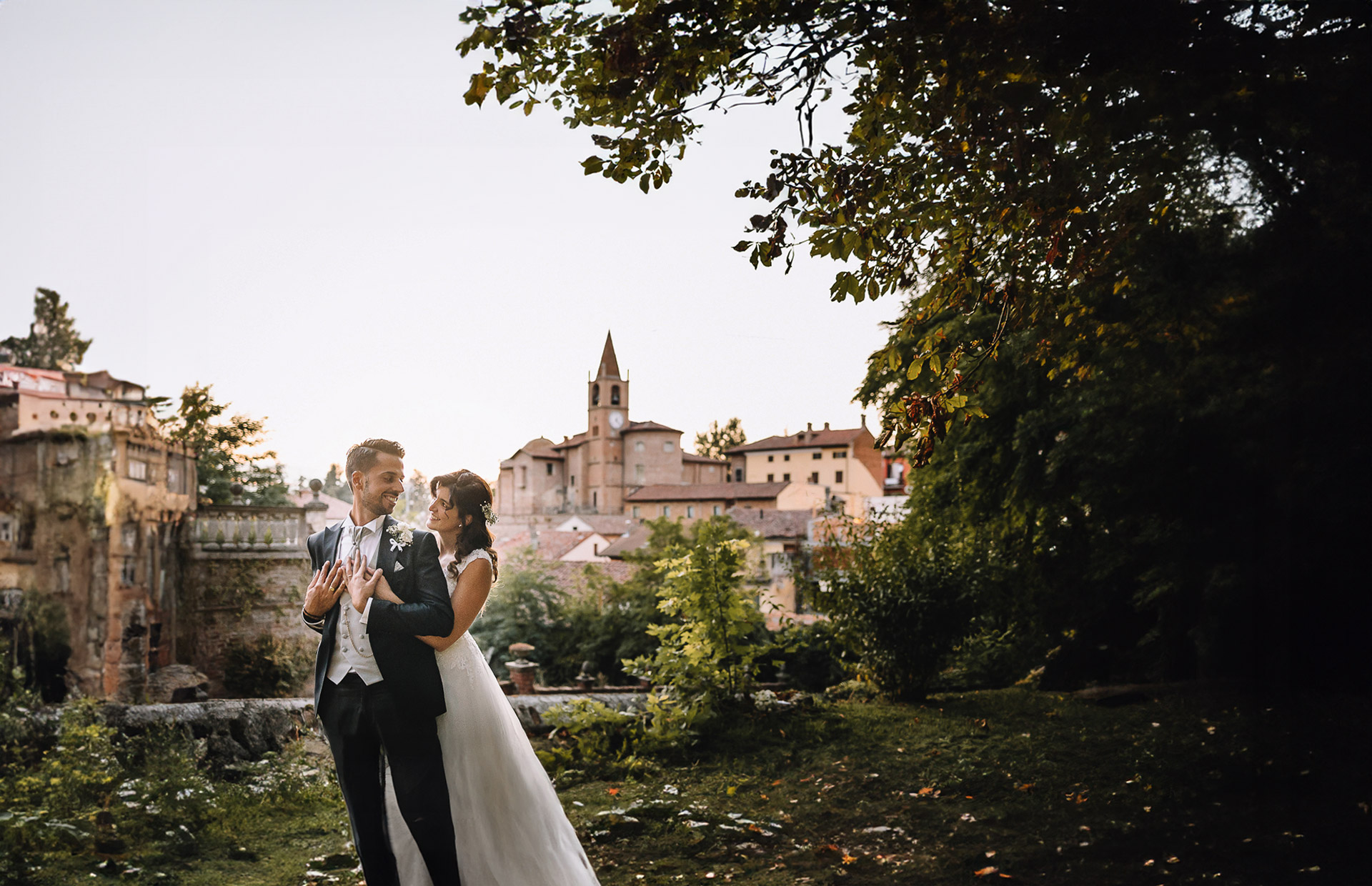 Castello di Oviglio (AL), matrimonio. Sessione di coppia al tramonto con panorama del paese sullo sfondo.