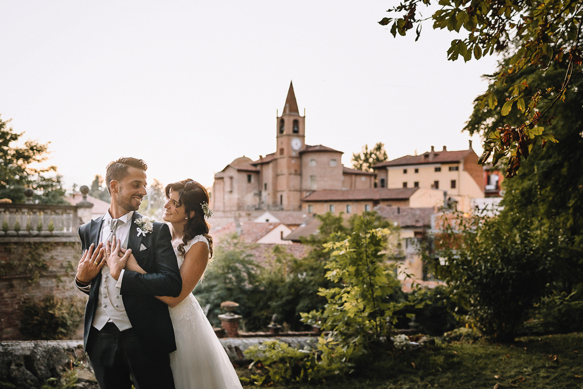 matrimonio al Castello di Oviglio. Aperitivo. Sessione di coppia degli sposi nel giardino del castello. Panorama del paese di Oviglio