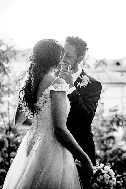 matrimonio al Castello di Oviglio. Aperitivo. Sessione di coppia degli sposi nel giardino del castello.