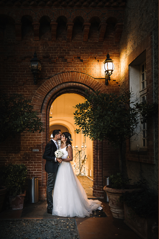 matrimonio al Castello di Oviglio. Aperitivo. Sessione di coppia degli sposi davanti ad una porta del castello.