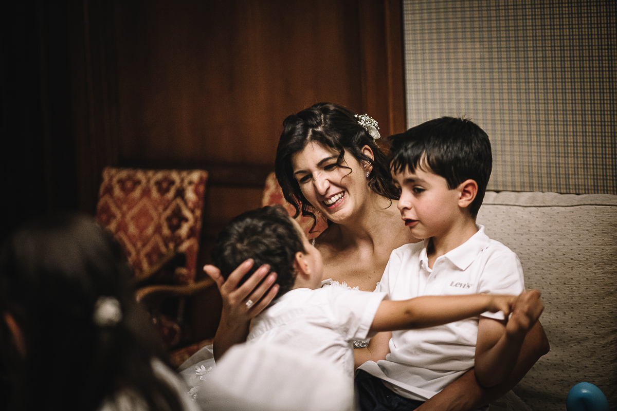 matrimonio al Castello di Oviglio. Cena. Sposa con i nipotini.