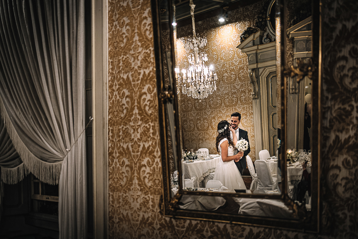 matrimonio al Castello di Oviglio. Cena.Sposi riflessi in uno specchio.