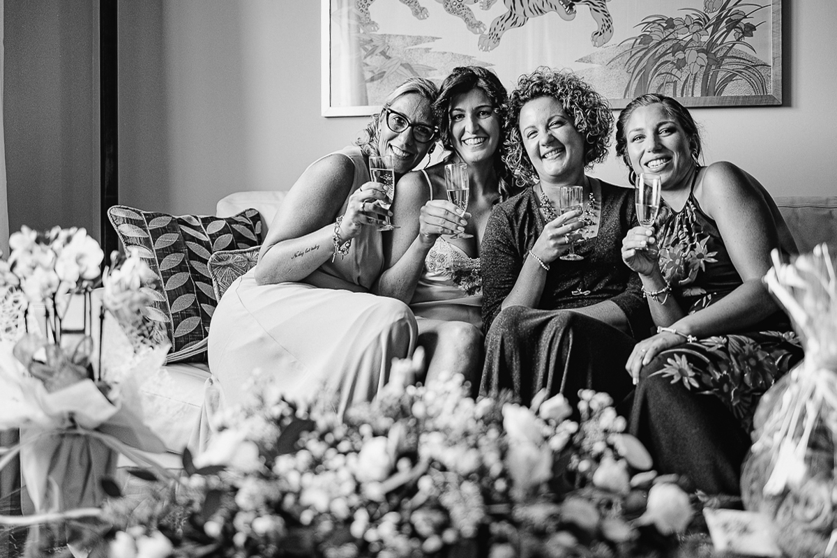 Matrimonio a Torino, preparazione della sposa. Brindisi della sposa con le amiche.