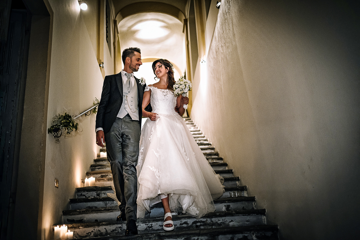 matrimonio al Castello di Oviglio. Festa. Sposi scendono verso il giardino