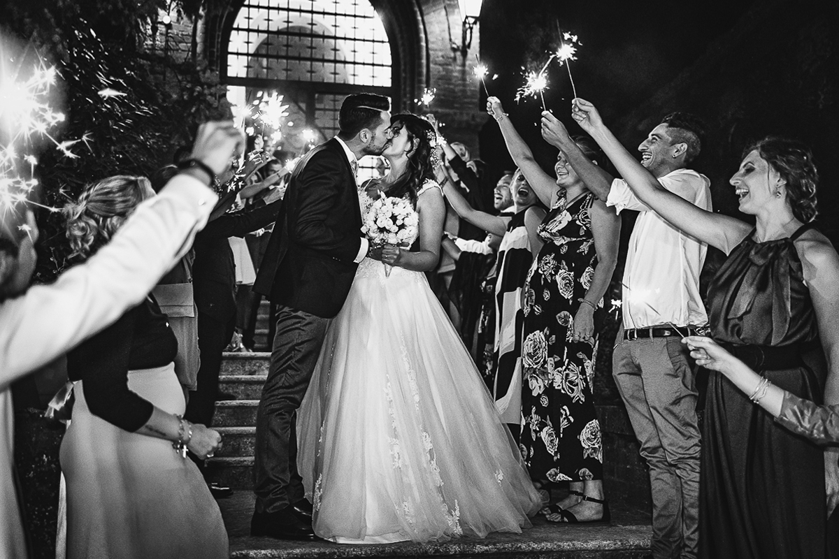 matrimonio al Castello di Oviglio. Festa. Sparkling exit. Bacio.