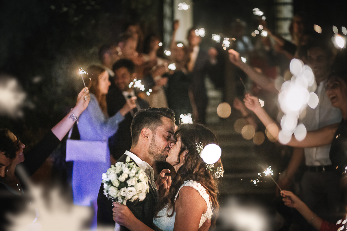 matrimonio al Castello di Oviglio. Festa. Sparkling exit. Bacio.