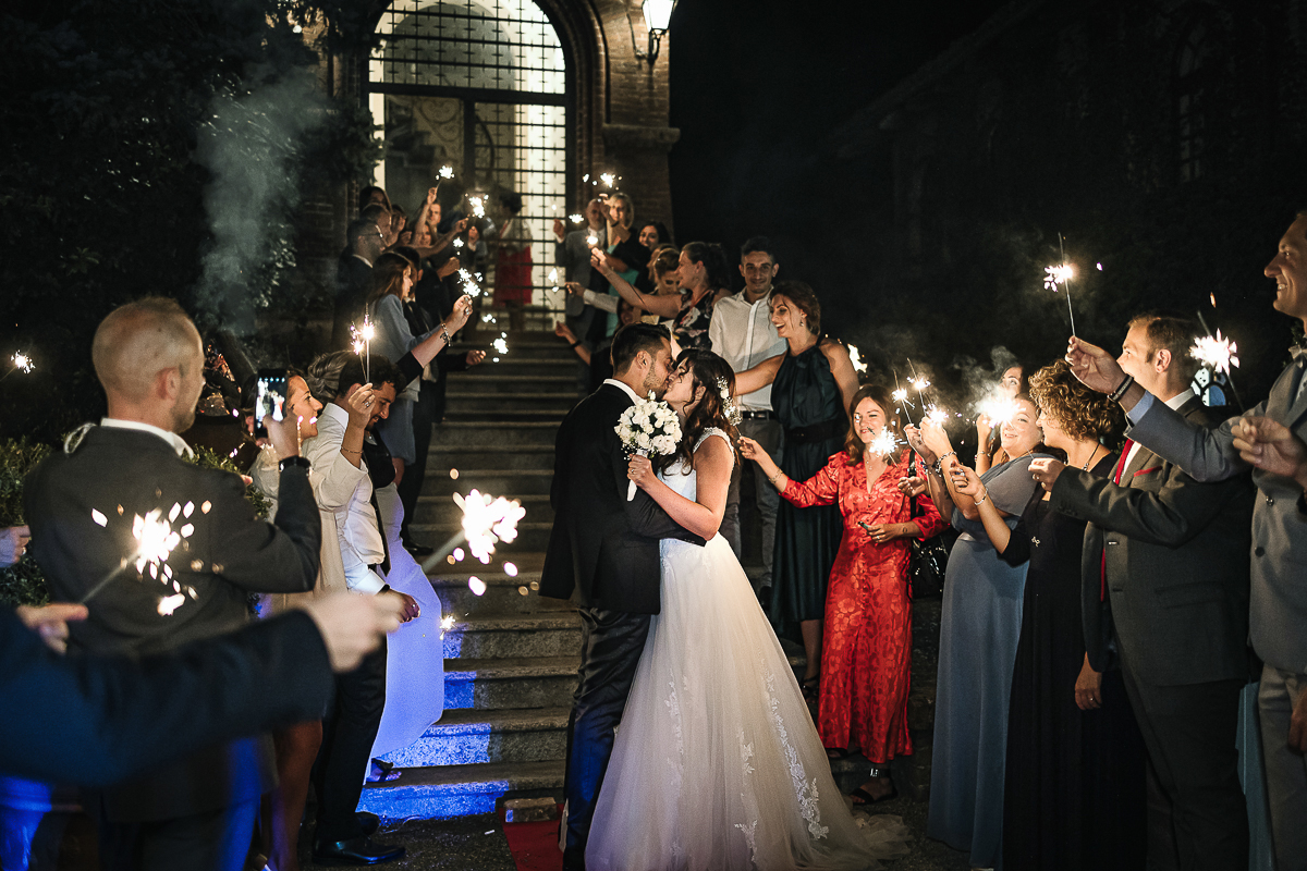 matrimonio al Castello di Oviglio. Festa. Sparkling exit. Bacio.
