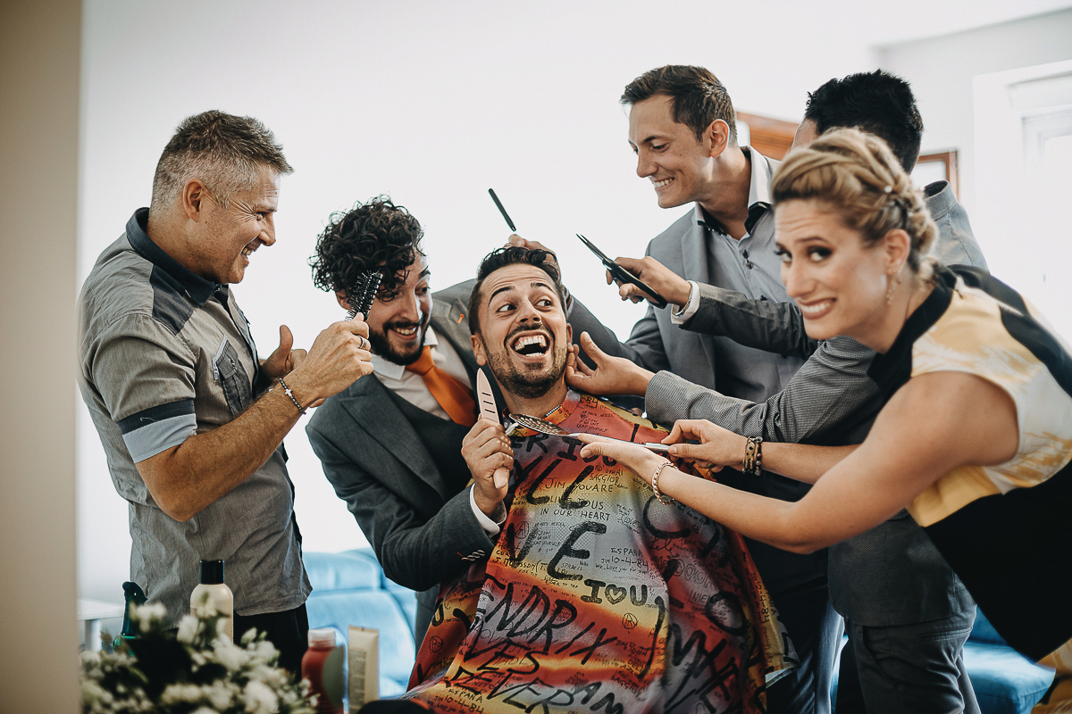 Matrimonio a Torino, preparazione dello sposo. Scena divertente. Parrucchiere deve pettinare lo sposo, amici e sorella usano attrezzi da cucina improvvisati.
