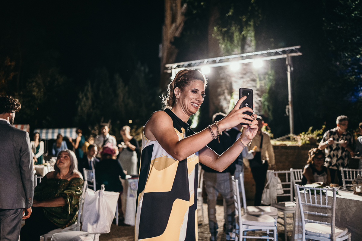 matrimonio al Castello di Oviglio. Festa.Sorella che fotografa gli sposi con il cellulare.