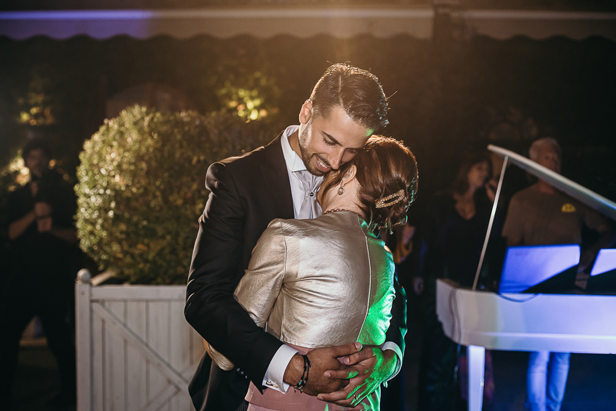 matrimonio al Castello di Oviglio. Festa. Balli. Sposo con la madre.