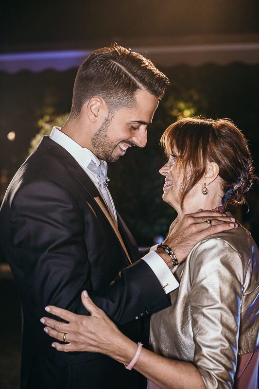 matrimonio al Castello di Oviglio. Festa. Balli. Sposo con la madre.