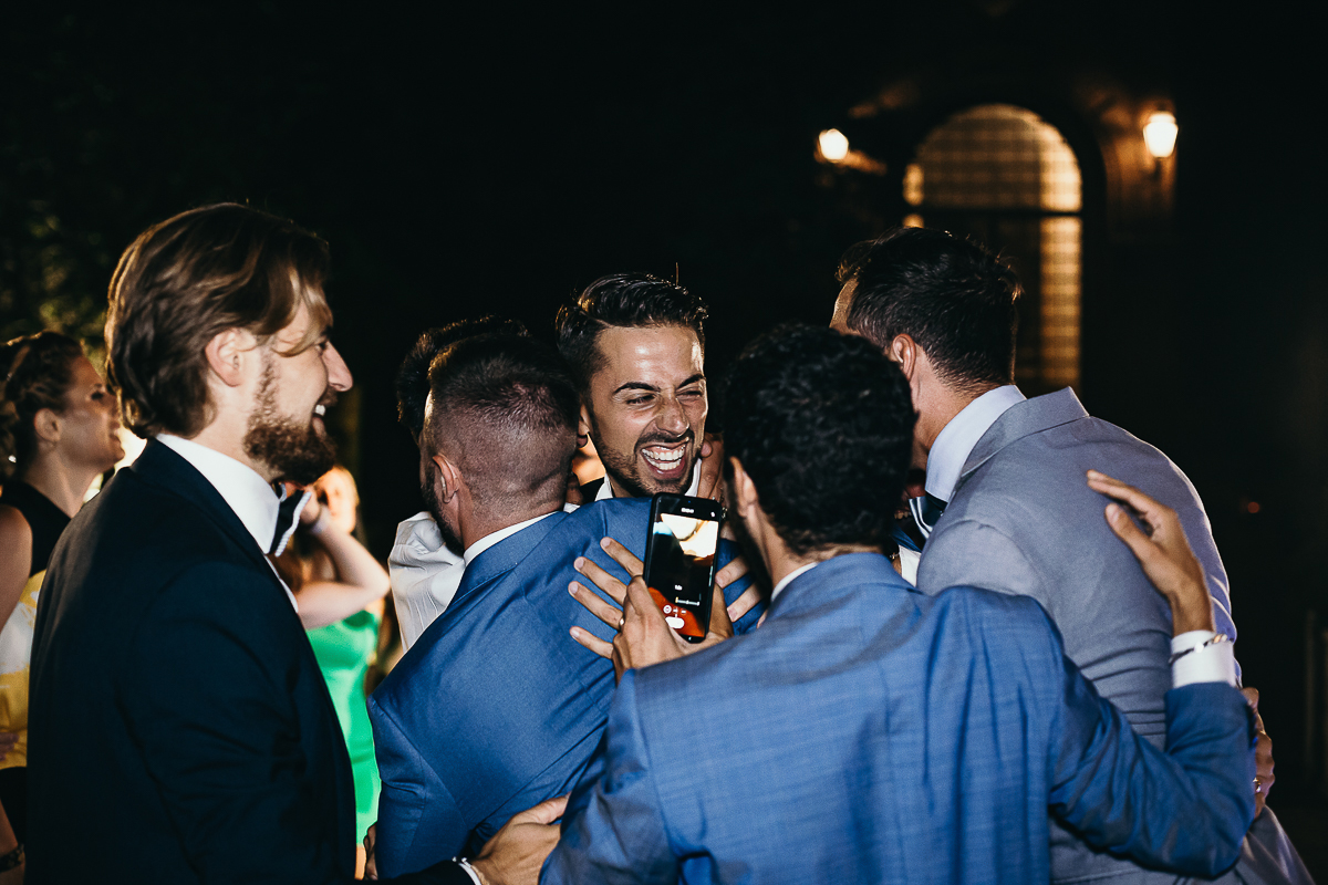 matrimonio al Castello di Oviglio. Festa. Balli. Sposo con gli amici.