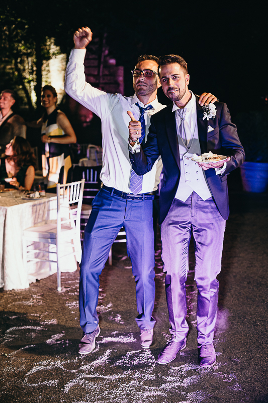 matrimonio al Castello di Oviglio. Festa. Balli. Sposo con un amico.