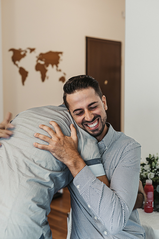 Matrimonio a Torino, preparazione dello sposo. Sposo abbraccia un amico.