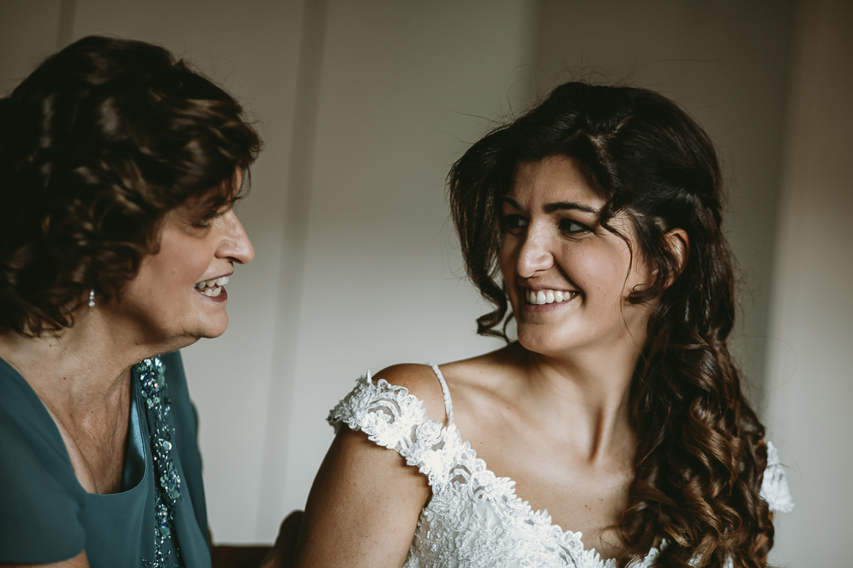 Matrimonio a Torino, preparazione della sposa.Vestizione della sposa. sposa guarda la mamma.