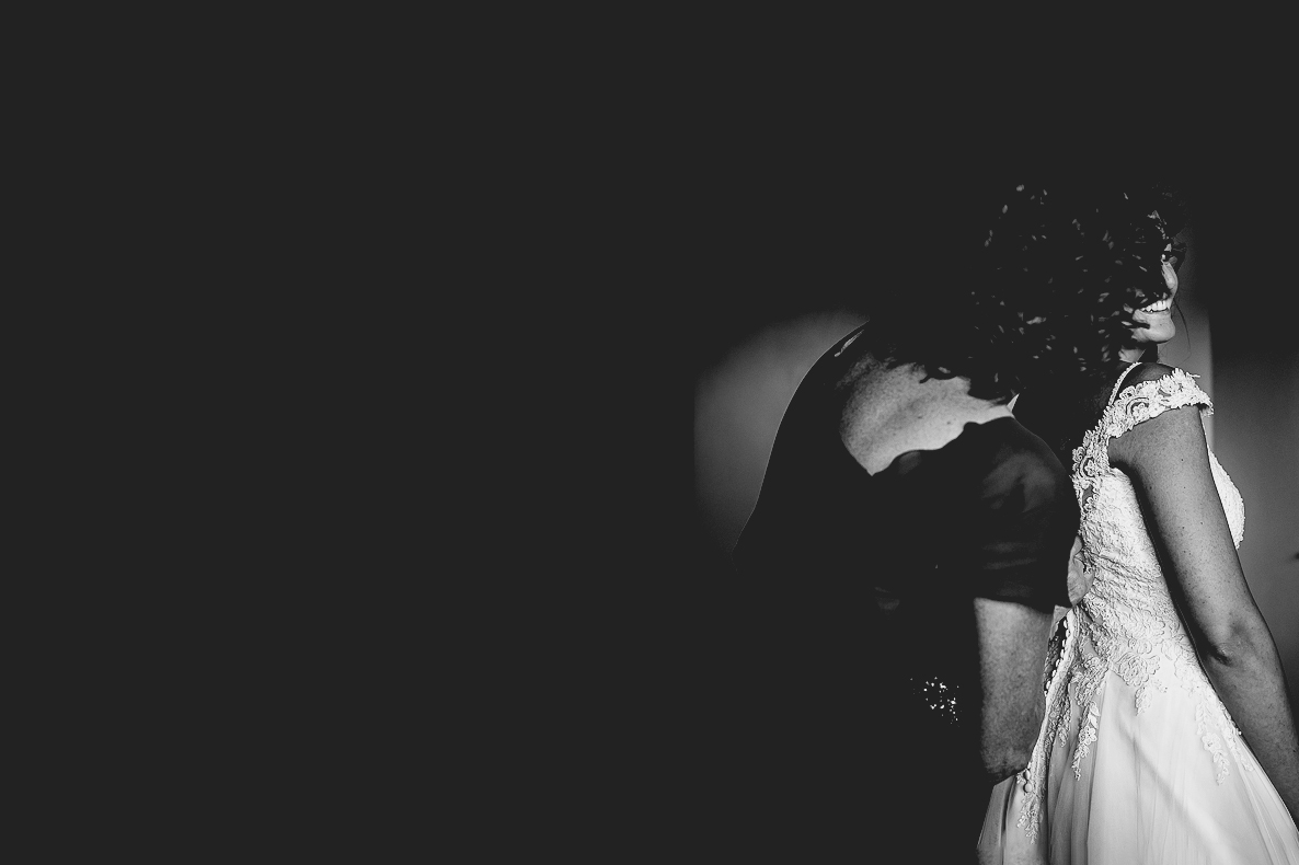 Matrimonio a Torino, preparazione della sposa.Vestizione della sposa. Bianco e nero,