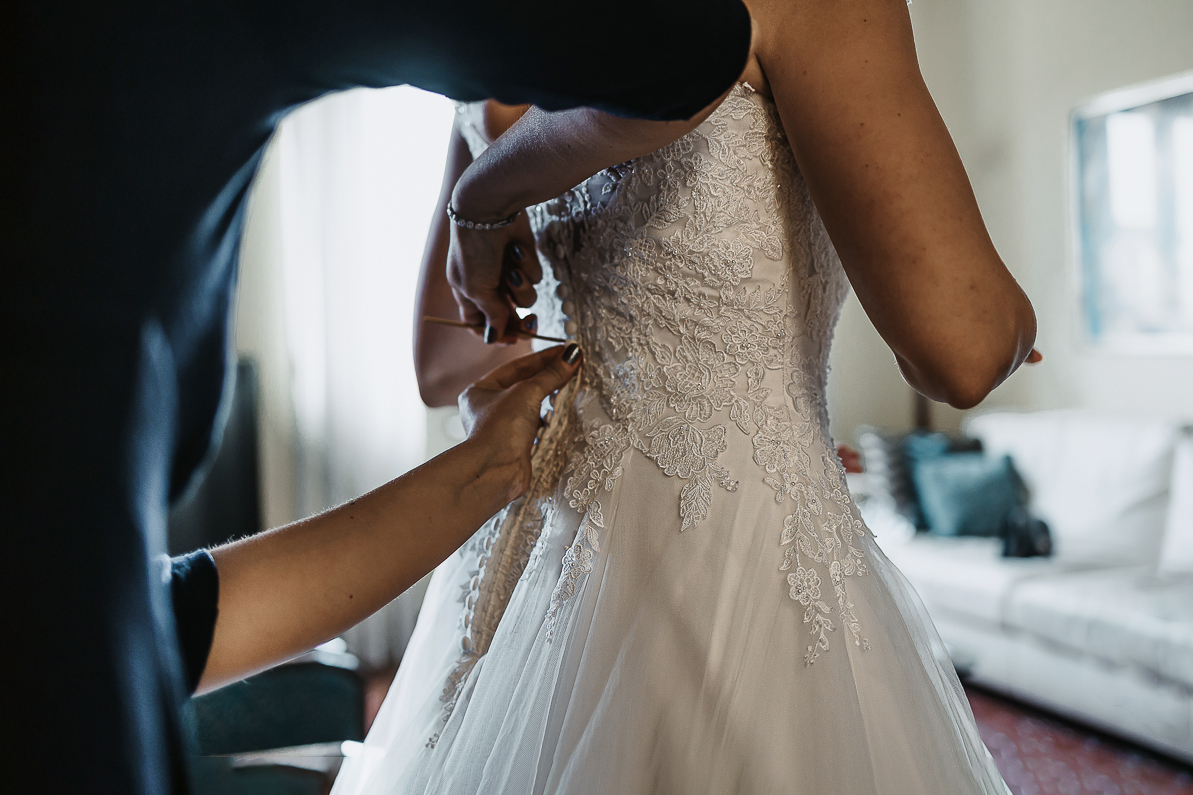 Matrimonio a Torino, preparazione della sposa.Vestizione della sposa dettaglio.