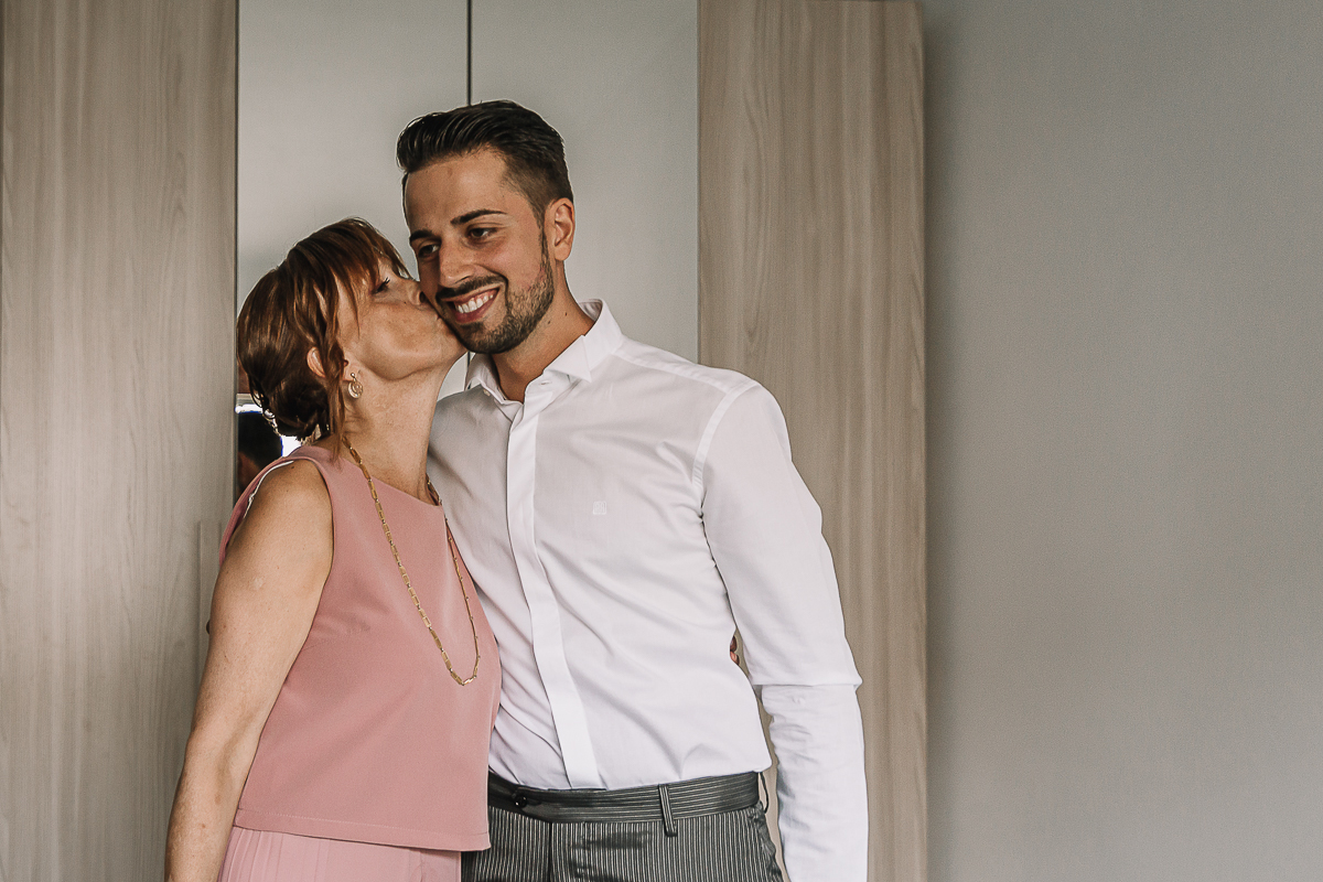 Matrimonio a Torino, preparazione dello sposo. Mamma bacia lo sposo.