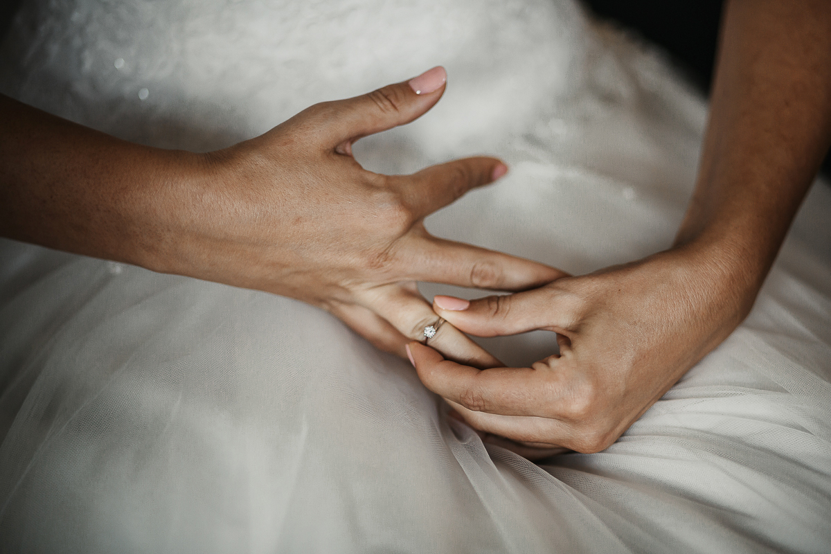 Matrimonio a Torino, preparazione della sposa. Particolare dell'anello di fidanzamento
