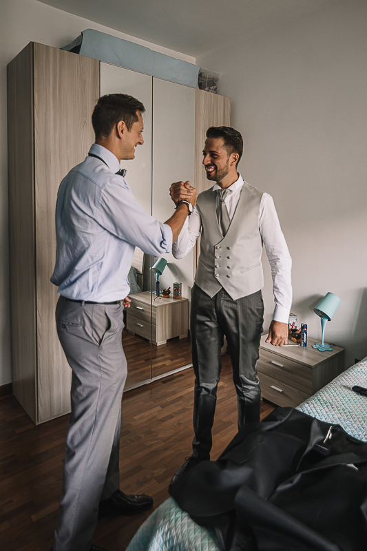 Matrimonio a Torino, preparazione dello sposo. Sposo con un amico.