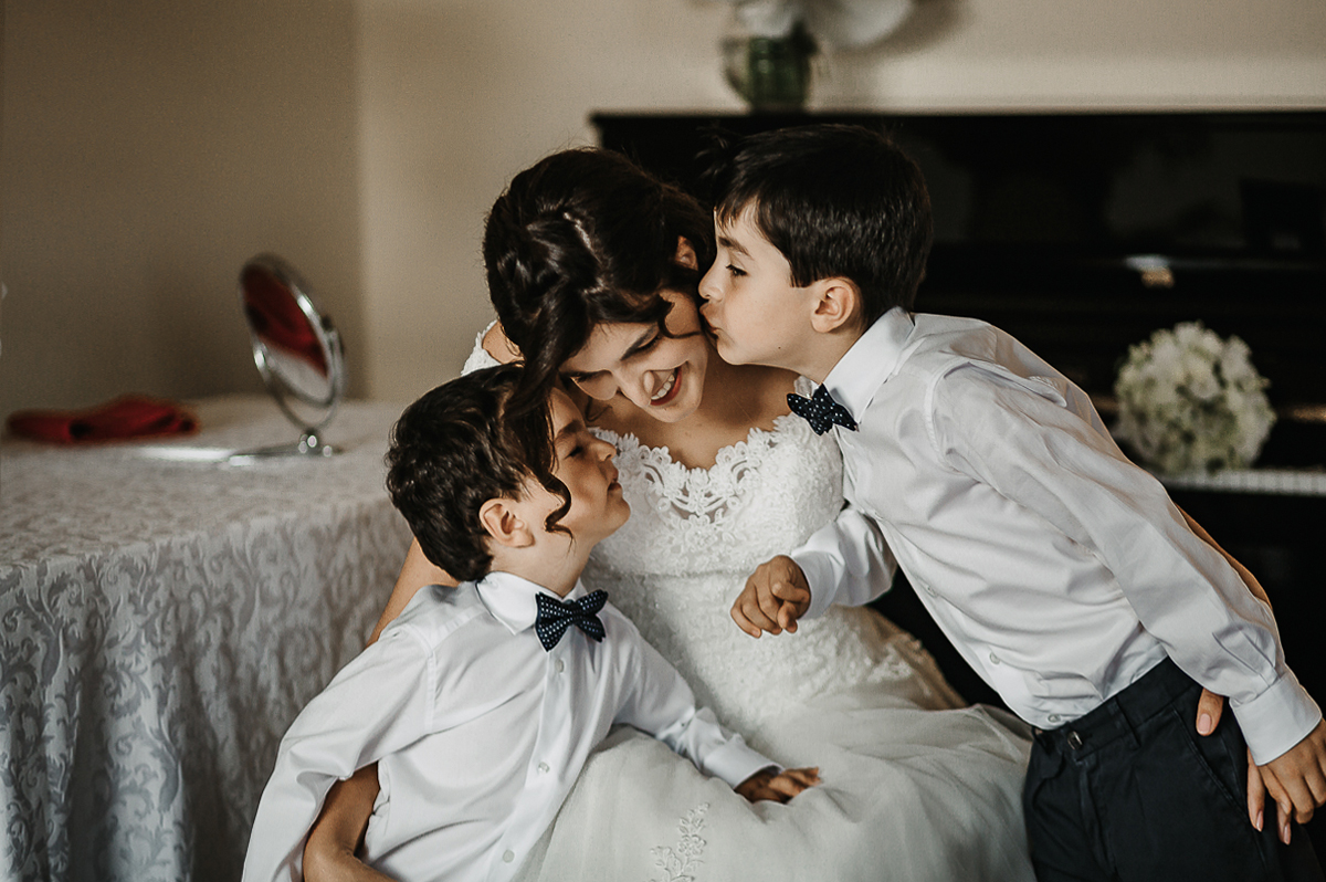 Matrimonio a Torino, preparazione della sposa.Sposa con i nipotini.