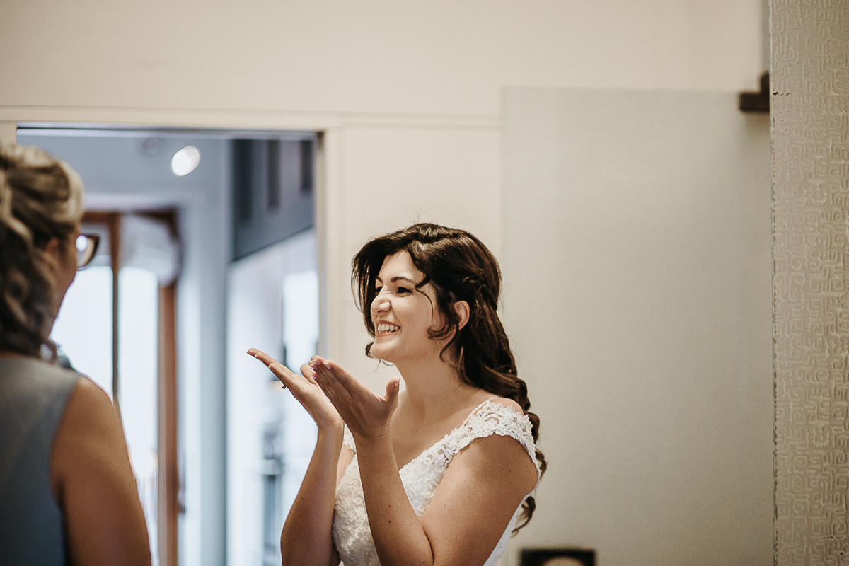 Matrimonio a Torino, preparazione della sposa.Sposa manda baci alle amiche.