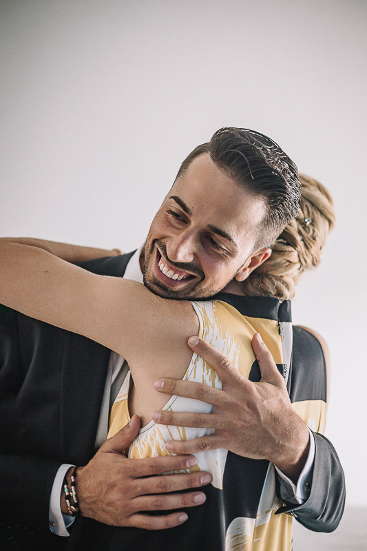 Matrimonio a Torino, preparazione dello sposo. Sposo abbraccia la sorella.