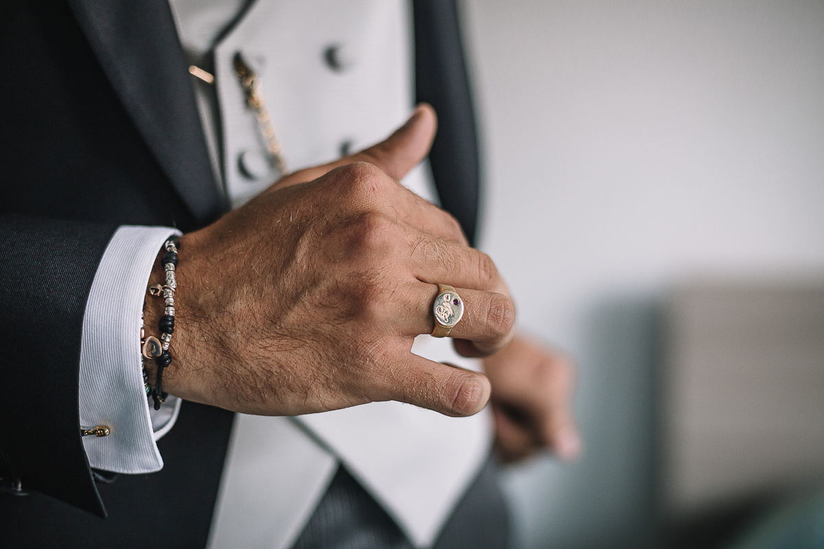 Matrimonio a Torino, preparazione dello sposo. Particolare di un anello dello sposo.