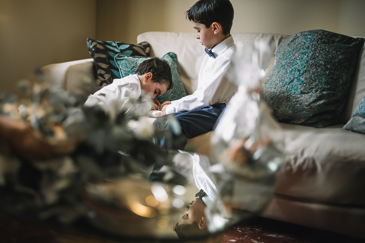 Matrimonio a Torino, preparazione della sposa. Nipotini legano le fedi sul cuscinetto,