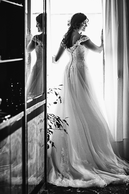 Matrimonio a Torino, preparazione della sposa. Ritratto della sposa riflessa.