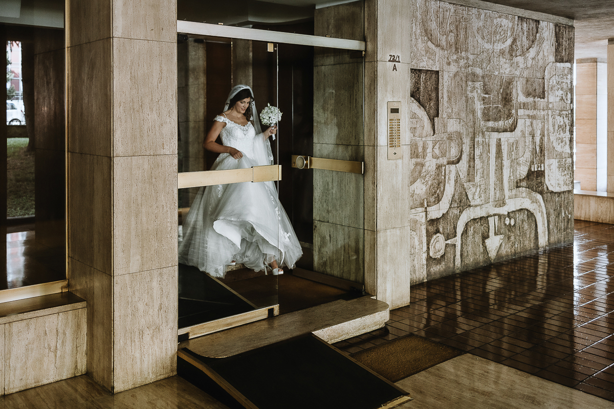 Matrimonio a Torino, preparazione della sposa. Sposa esce dal portone di casa.