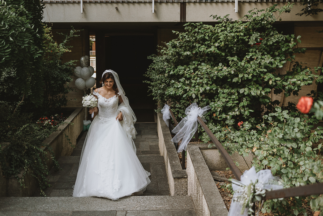 Matrimonio a Torino, preparazione della sposa. Sposa esce dal vialetto di casa.