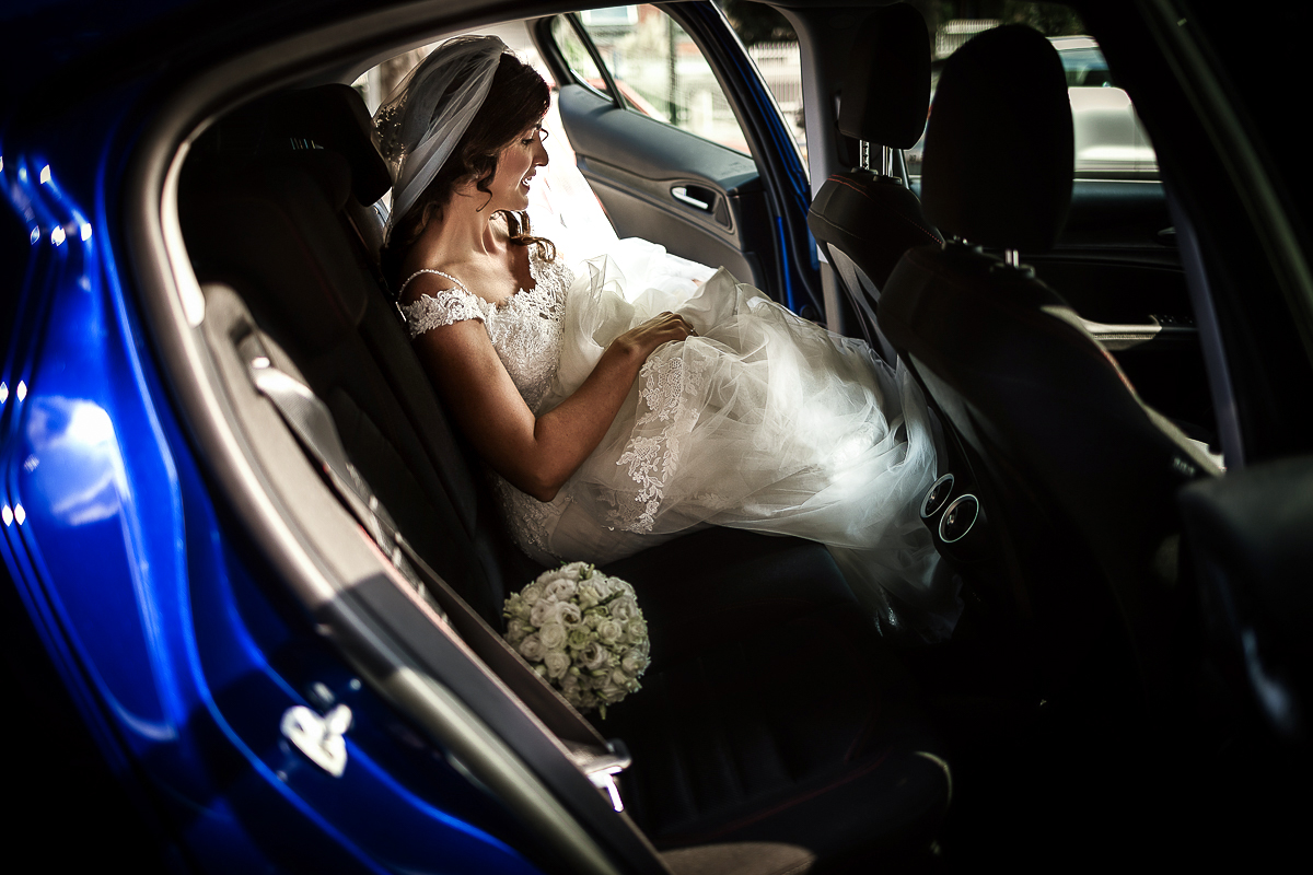 Matrimonio a Torino, preparazione della sposa. Sposa entra in auto.