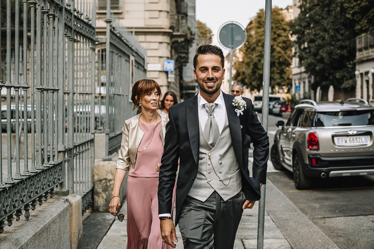 Matrimonio a Torino, cerimonia chiesa dei Santi Angeli Custodi. Arrivo dello sposo con la mamma.