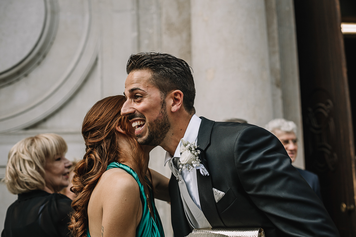 Matrimonio a Torino, cerimonia chiesa dei Santi Angeli Custodi. Sposo abbraccia un'invitata