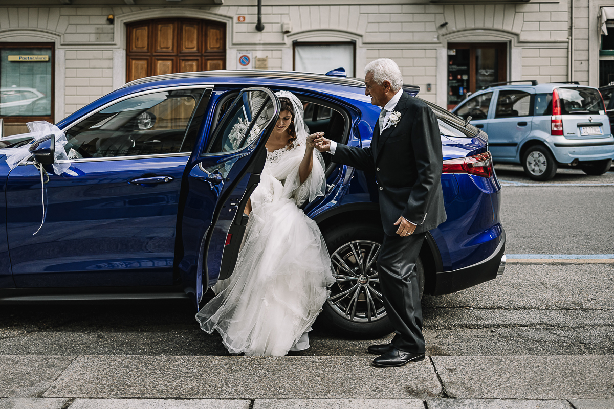 Matrimonio a Torino, cerimonia chiesa dei Santi Angeli Custodi. messa. Sposa scende dall'auto