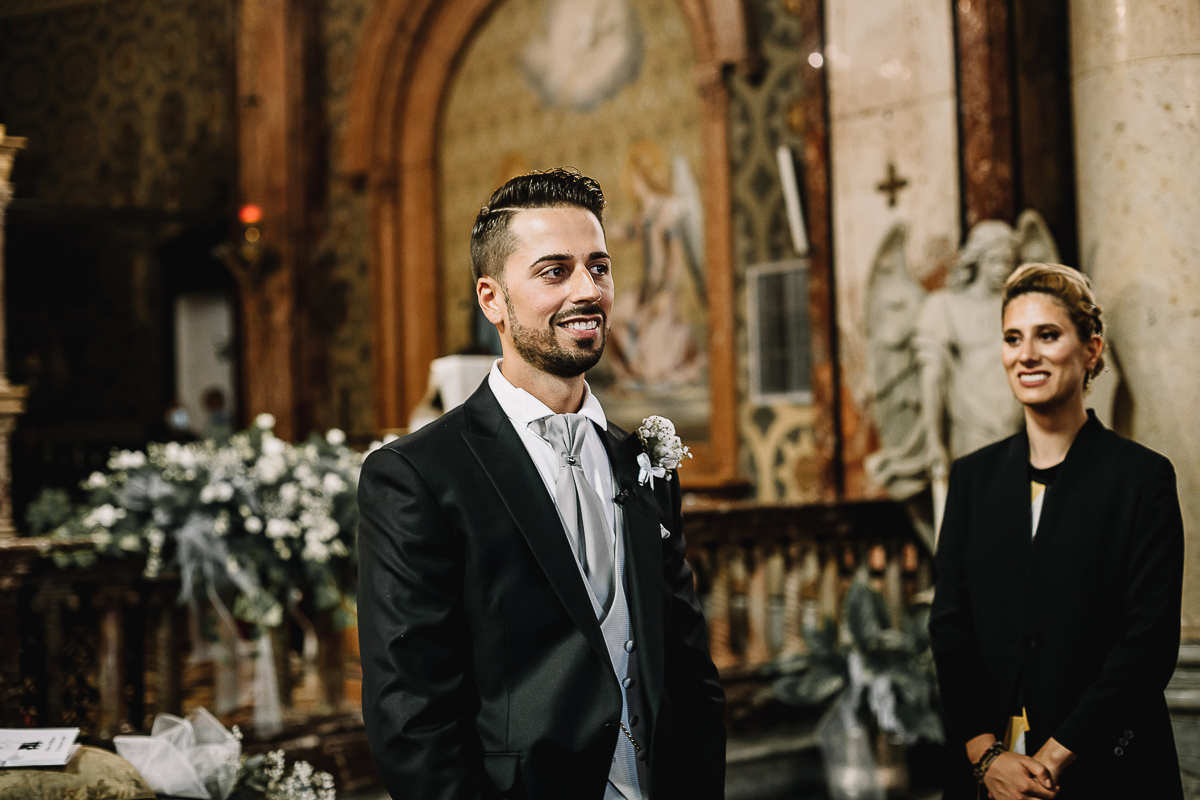 Matrimonio a Torino, cerimonia chiesa dei Santi Angeli Custodi. messa. Sposo attende ansiosamente l'arrivo della sposa. Sorella lo guarda con affetto.